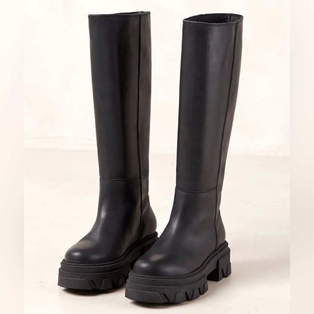 Alohas Black leather knee-high boots with platform soles